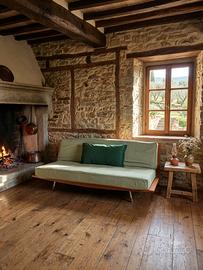 Divano letto verde con cornice in legno 