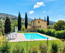 Trilocale in campagna con giardino e piscina