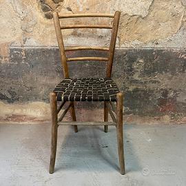 Vecchia sedia in legno vintage riciclo