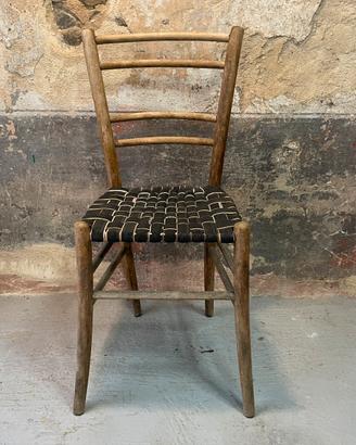 Vecchia sedia in legno vintage riciclo