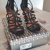 Sandalo nero con tacco. numero 38