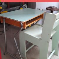 scrivania x bambini  vintage   con sedie 