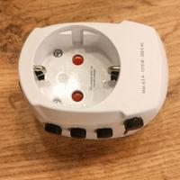 Adattatore universale da viaggio