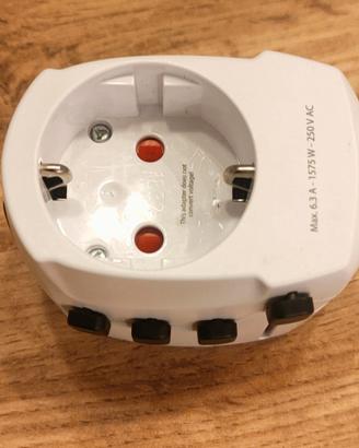 Adattatore universale da viaggio