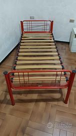Letto rosso e nero