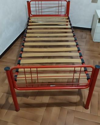 Letto rosso e nero