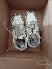 👟 Sneakers bianche con dettagli argento 👟