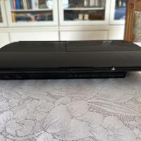 PS3 Super Slim 465GB, 1 joystick e 13 giochi.