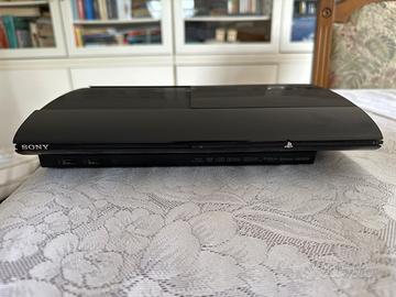 PS3 Super Slim 465GB, 1 joystick e 13 giochi.