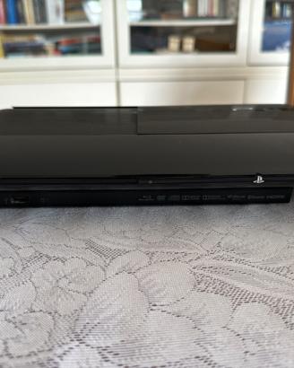 PS3 Super Slim 465GB, 1 joystick e 13 giochi.