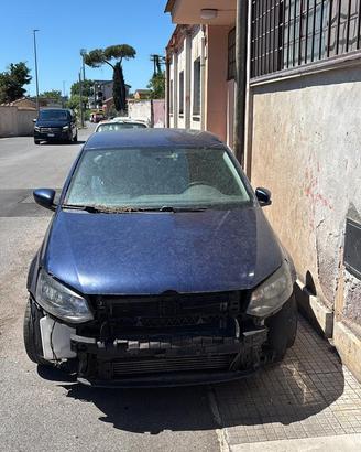 VW polo incidentata