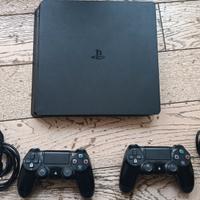 PlayStation 4 slim con due controller