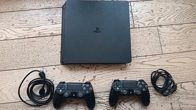 PlayStation 4 slim con due controller