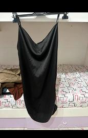 abito corto nero in raso con scollo ad anello