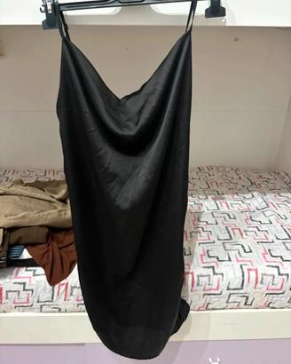 abito corto nero in raso con scollo ad anello