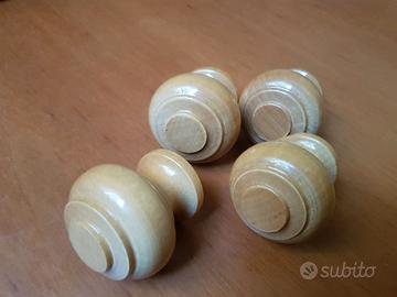 Pomelli in legno nuovi.