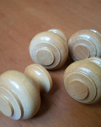 Pomelli in legno nuovi.