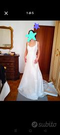 due vestiti da sposa, uno da damigella o cresima