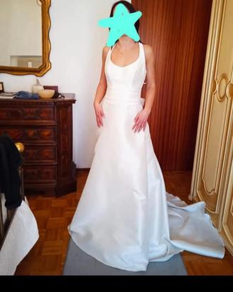 due vestiti da sposa, uno da damigella o cresima