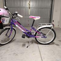Bicicletta da bambina con caschetto