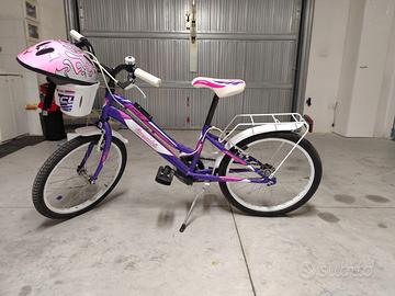 Bicicletta da bambina con caschetto