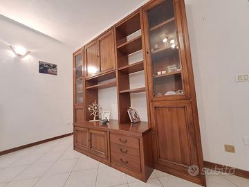 Libreria con vetrine e madia in legno massello