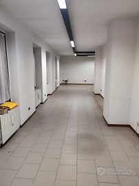 Spazio commerciale laboratorio con 4 box
