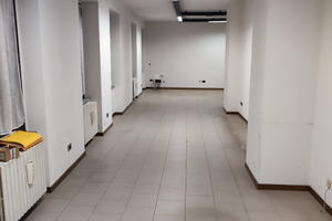 Spazio commerciale laboratorio con 4 box