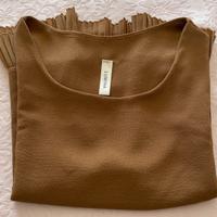 Top smanicato color cammello con pieghe