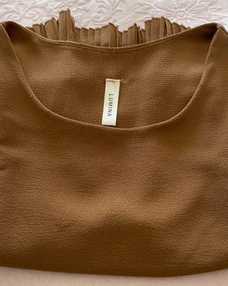 Top smanicato color cammello con pieghe