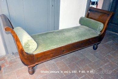 Divano in legno intagliato e seduta imbottita
