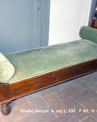 Divano in legno intagliato e seduta imbottita