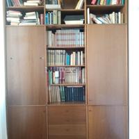 Libreria in legno, con scrivania a scomparsa