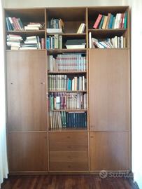 Libreria in legno, con scrivania a scomparsa