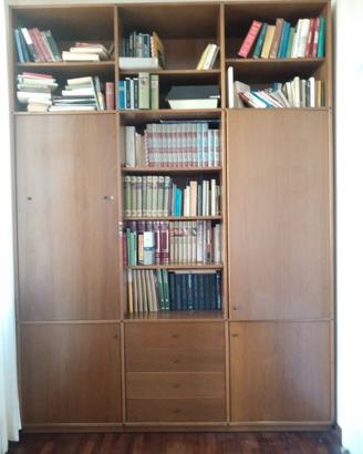 Libreria in legno, con scrivania a scomparsa