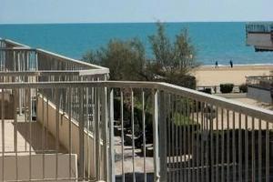 Frontemare/piscina/vista lato-mare/5-6pax/1 camera