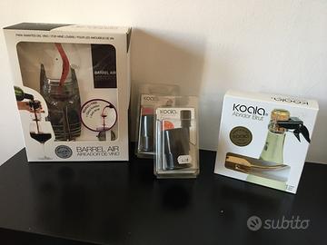 Mini decanter e i tappi per il vino.