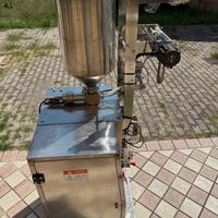 Confezionatrice monodose automatica per liquidi