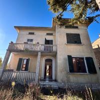 Villa con giardino e garage