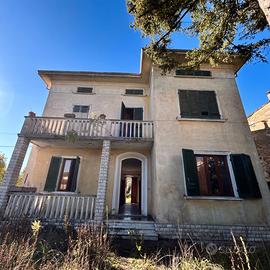 Villa con giardino e garage