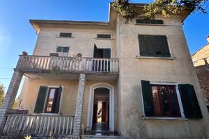 Villa con giardino e garage