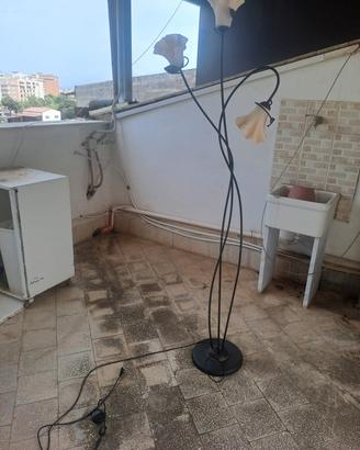 piantana a 3 luci  in vetro e ferro battuto 