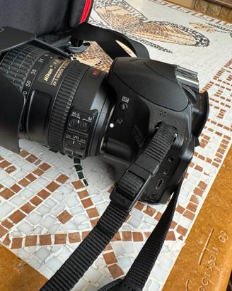 Nikon d3200 con 4 obiettivi e diversi accessori.