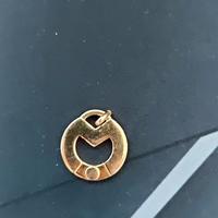 Pendente vintage dorato con intaglio geometrico