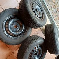 Gomme invernali complete di cerchi 195-65 R15.