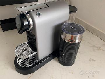 Macchina del caffè Nespresso con montalatte