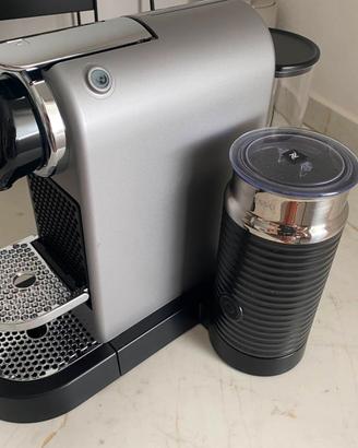 Macchina del caffè Nespresso con montalatte