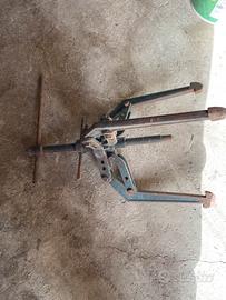 Estrattore universale a tre bracci