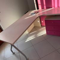 Scrivania da cameretta, con cassettiera e sedia.