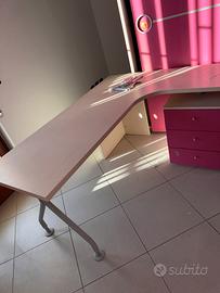 Scrivania da cameretta, con cassettiera e sedia.